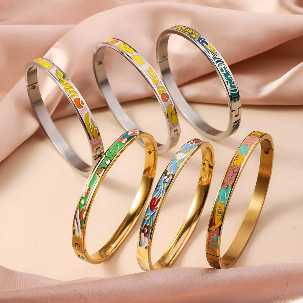 Six bracelets joncs émaillés aux motifs colorés variés, finition or et argent, style distinctif femme.
