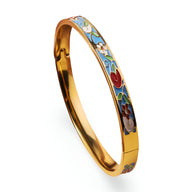 Bracelet jonc en métal doré avec émail bleu clair et motifs floraux colorés distinctifs.