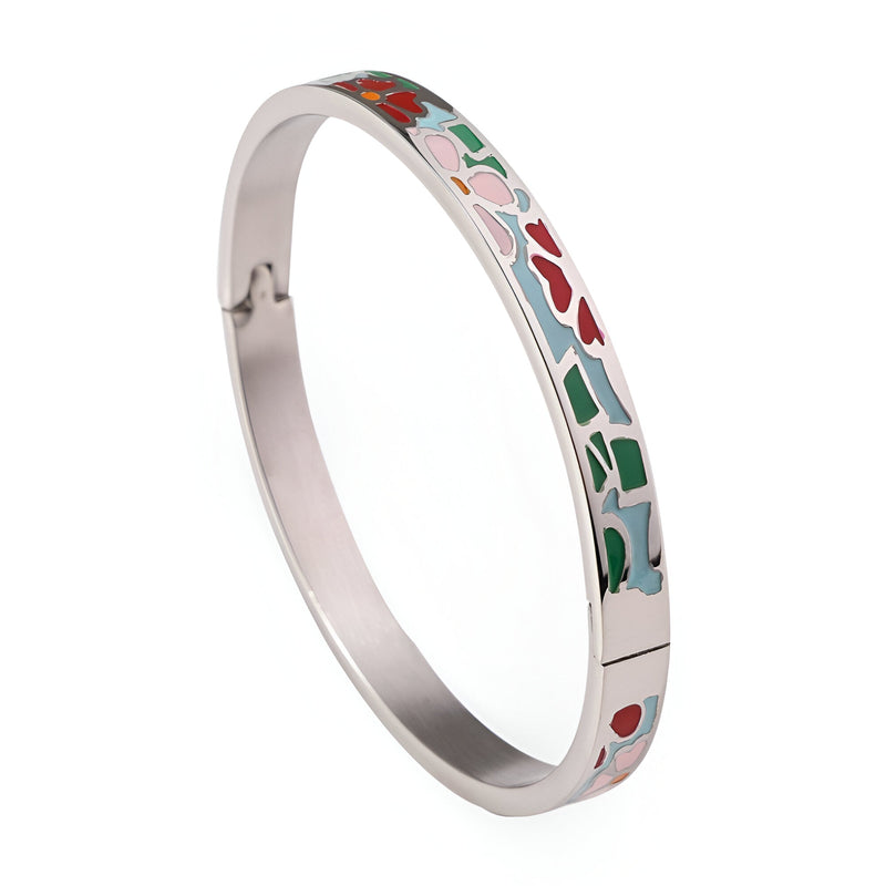 Bracelet jonc en métal argenté avec émail coloré motifs floraux rouge, vert et rose.