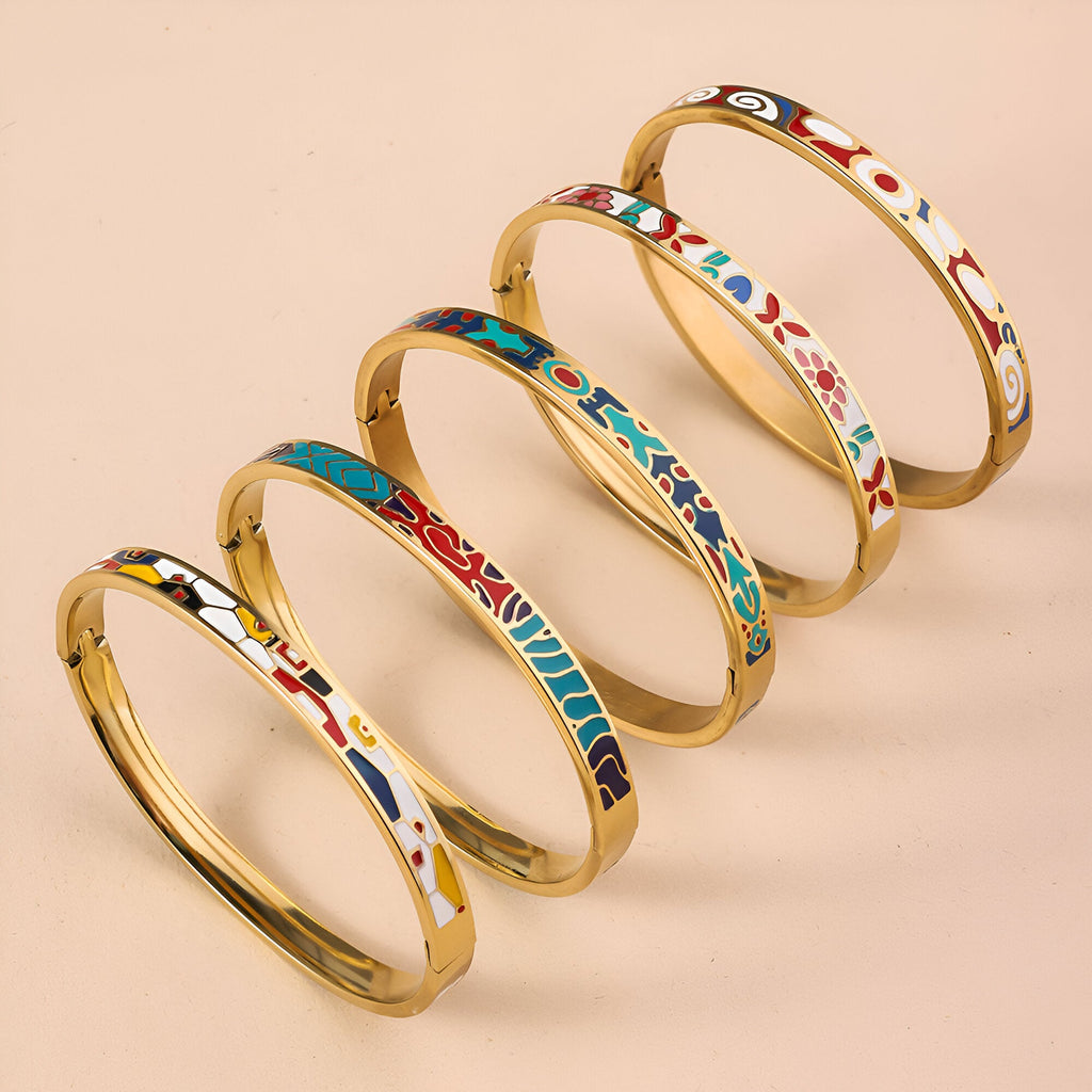 Bracelet jonc doré émaillé avec motifs colorés variés, design féminin élégant.