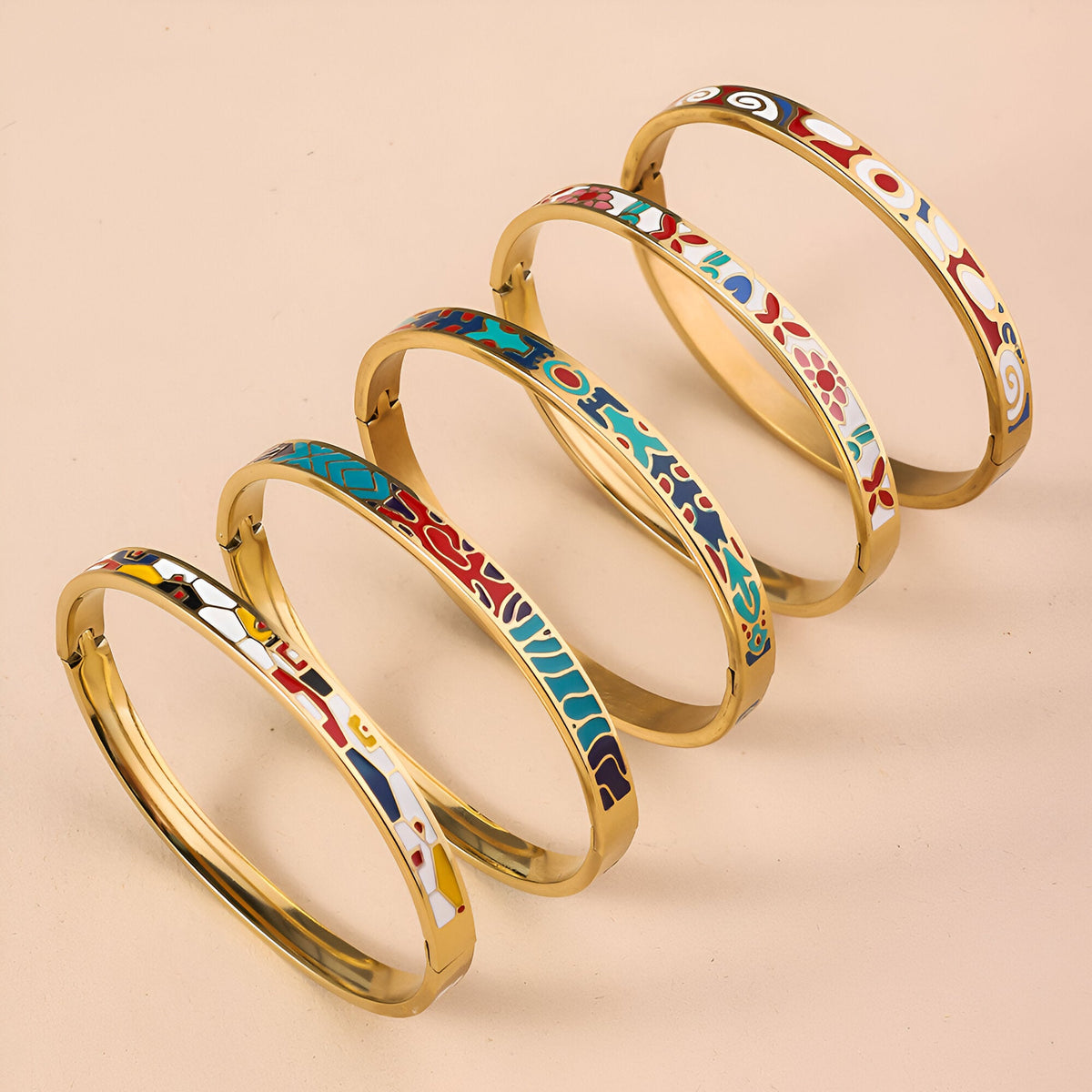 Bracelet jonc doré émaillé avec motifs colorés variés, design féminin élégant.