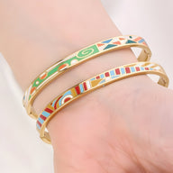 Bracelets joncs dorés émaillés avec motifs géométriques colorés, style Ulyssia pour femme.
