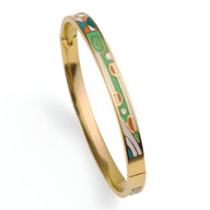 Bracelet jonc doré avec émail vert, bleu et beige orné de motifs géométriques colorés.