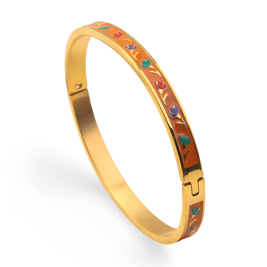 Bracelet jonc doré avec émail orange et motifs colorés variés, design féminin élégant.