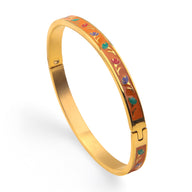 Bracelet jonc doré avec émail orange et motifs colorés variés, design féminin élégant.