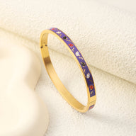 Bracelet jonc doré avec émail violet et motifs colorés abstraits pour femme modèle Aya.