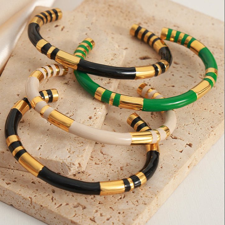 Bracelet jonc titane coloré vert, noir et blanc avec détails dorés élégants, modèle Bulie.