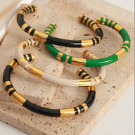 Bracelet jonc titane coloré vert, noir et blanc avec détails dorés élégants, modèle Bulie.
