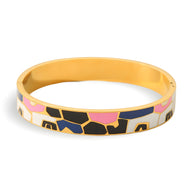 Bracelet jonc émaillé motifs abstraits noirs, roses et blancs, finition lisse dorée.