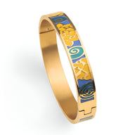 Bracelet jonc doré émaillé bleu et jaune avec motifs floraux et abstraits délicats.