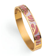 Bracelet jonc en métal doré avec motifs émaillés roses et lilas délicats, modèle Isolde.