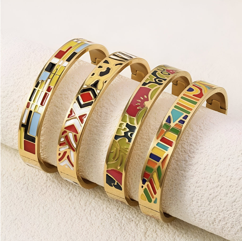 Bracelets joncs dorés avec motifs émaillés colorés variés, style délicat et moderne pour femme.