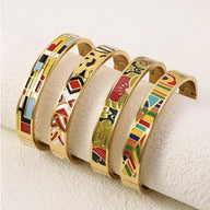 Bracelets joncs dorés avec motifs émaillés colorés variés, style délicat et moderne pour femme.