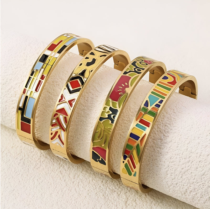 Bracelets joncs dorés avec motifs émaillés colorés variés, style délicat et moderne pour femme.