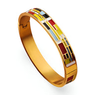 Bracelet jonc en métal doré avec motifs émaillés géométriques colorés rouge, jaune, bleu et noir.