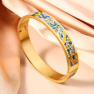 Bracelet jonc doré émaillé avec motifs floraux bleus et jaunes délicats, style Ketala.