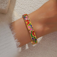 Bracelet jonc en métal doré avec motifs floraux émaillés colorés, modèle Ketala.