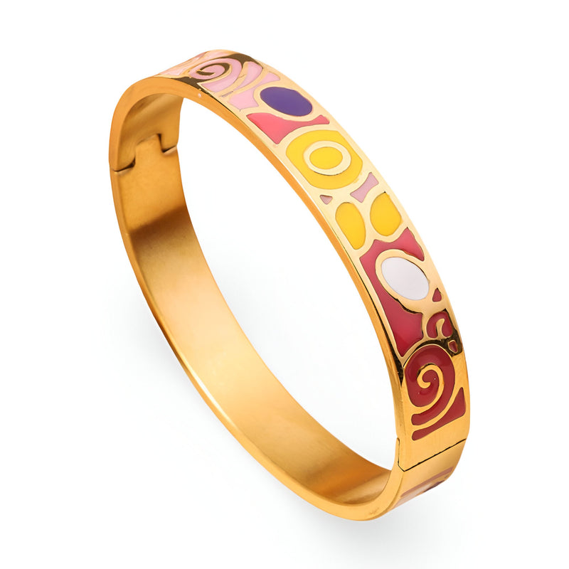 Bracelet jonc en métal doré avec motifs émaillés colorés rose, jaune, orange et rouge, style abstrait.