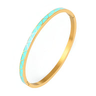 Bracelet jonc doré avec motifs triangulaires émaillés bleu ciel, modèle Esma pour femme.