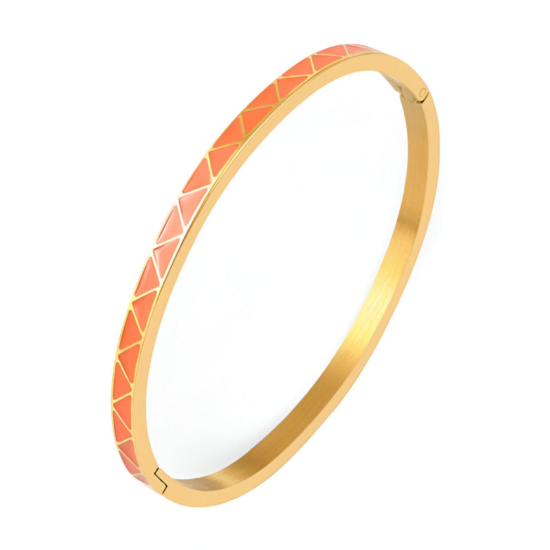 Bracelet jonc doré émaillé orange avec motifs triangulaires blancs, style fin et élégant.