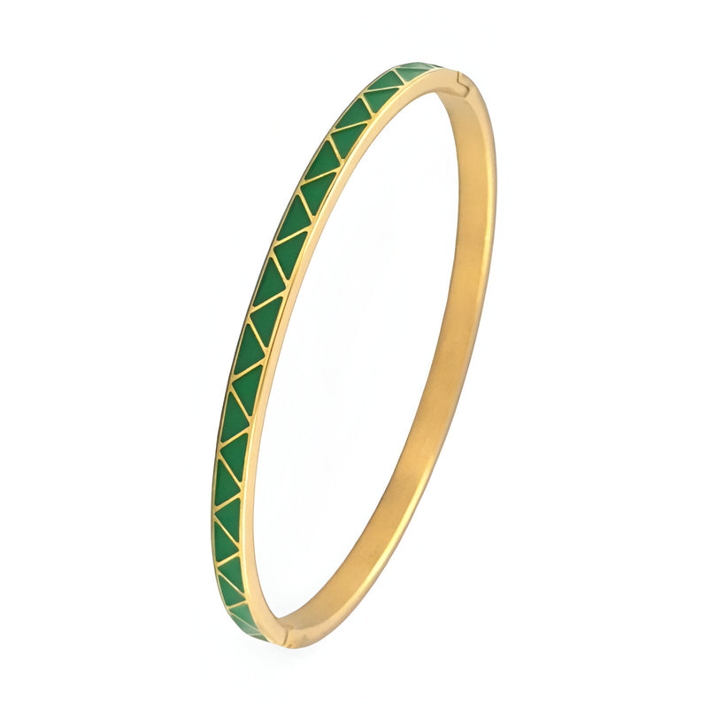 Bracelet jonc doré avec émail vert et motifs triangulaires dorés pour femme.