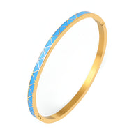 Bracelet jonc doré avec motifs triangulaires émaillés bleu ciel pour femme.