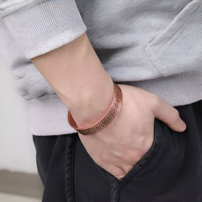 Bracelet jonc en cuivre bronze avec gravure celtique détaillée pour homme, modèle Jarl.