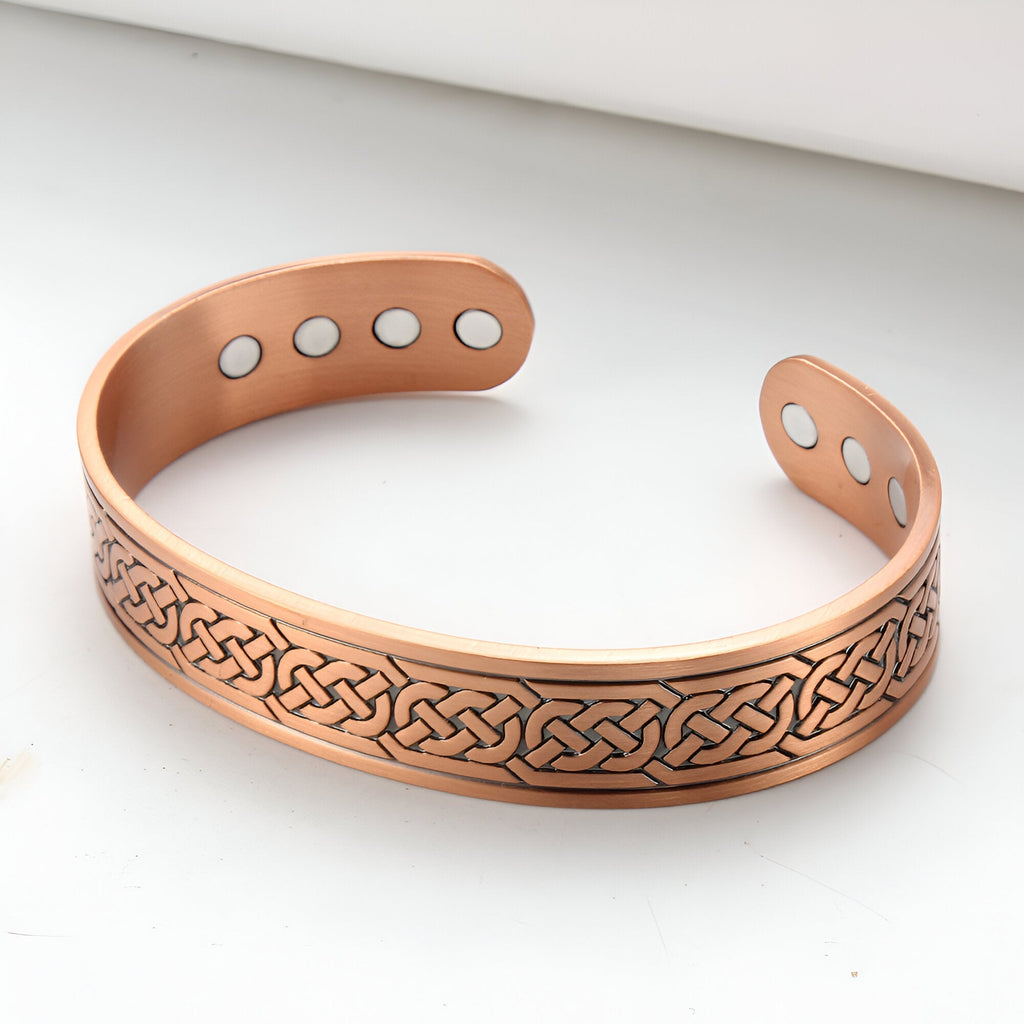 Bracelet jonc en cuivre bronze pour homme avec motif celtique gravé et aimants intégrés.