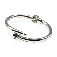 Bracelet jonc Amparo en acier inoxydable argenté, design clou élégant et fermé par un fermoir discret.