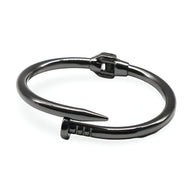 Bracelet jonc noir en acier inoxydable, design clou contemporain pour femme.