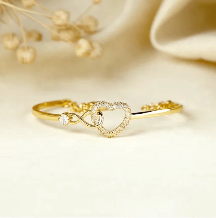Bracelet jonc en acier inoxydable plaqué or avec cœur infini orné de zircon étincelant.