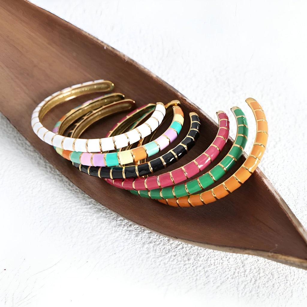 Bracelets joncs multicolores en titane et acrylique, style moderne et épuré, pour femme, modèle Hestia.