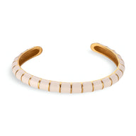 Bracelet jonc rose en titane et segments acryliques, détails dorés élégants.