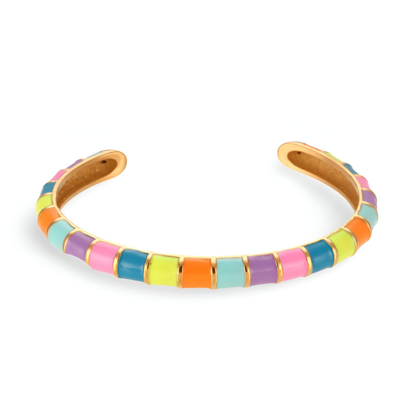 Bracelet jonc en titane avec segments acryliques colorés orange, jaune, vert, rose et bleu, style moderne pour femme.