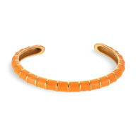 Bracelet jonc en titane avec segments en acrylique orange vif, finition brillante.