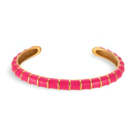 Bracelet jonc rose en titane et segments acryliques, design moderne et élégant.