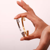 Bracelets jonc Hélios en acier inoxydable, finitions or et argent avec détails gravés étoiles.