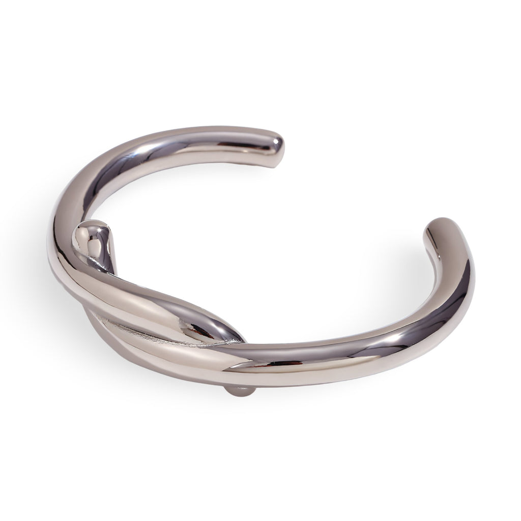 Bracelet jonc argenté en acier inoxydable avec design entrelacé élégant et finition brillante.