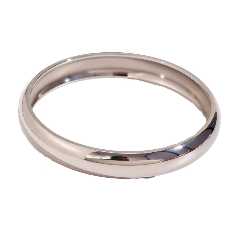 Bracelet jonc en acier inoxydable argenté, design épuré et lisse avec finition brillante.