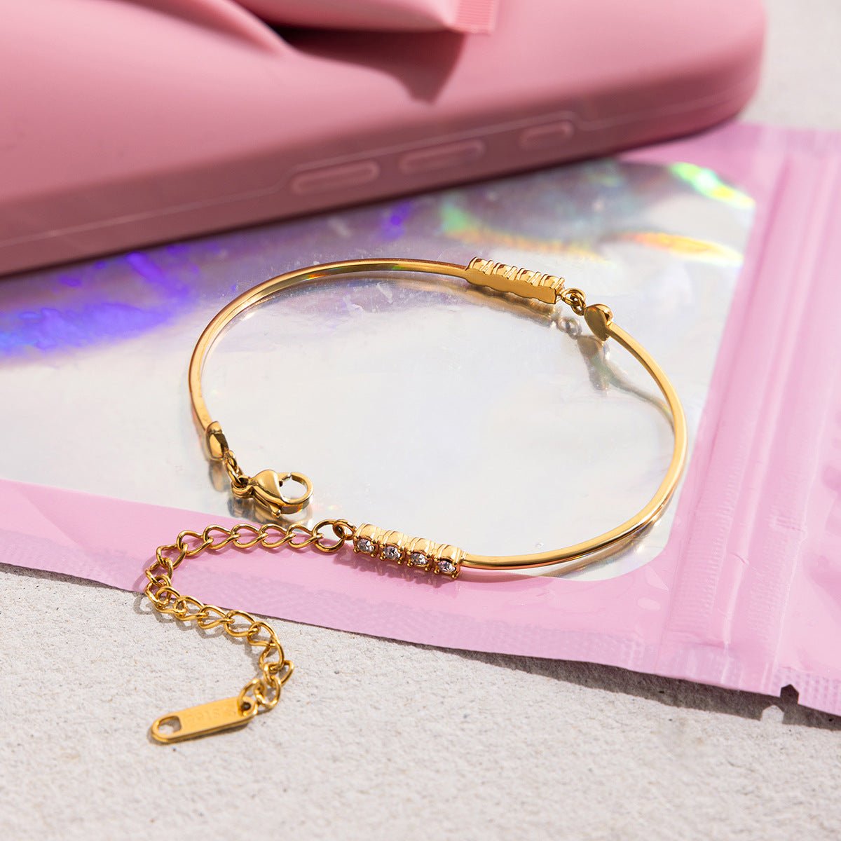 Bracelet jonc doré 18 carats fin avec cœur orné de zircons scintillants, fermoir mousqueton ajustable.