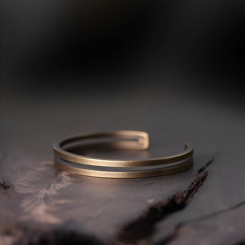 Bracelet jonc double en cuivre or vieux avec finition mate et légère patine antique, style mixte, taille moyenne.