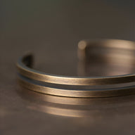 Bracelet jonc double en cuivre or vieux avec fini antique et surface brossée.