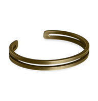 Bracelet jonc double en cuivre or vieux avec finition mate, style minimaliste et ouvert.