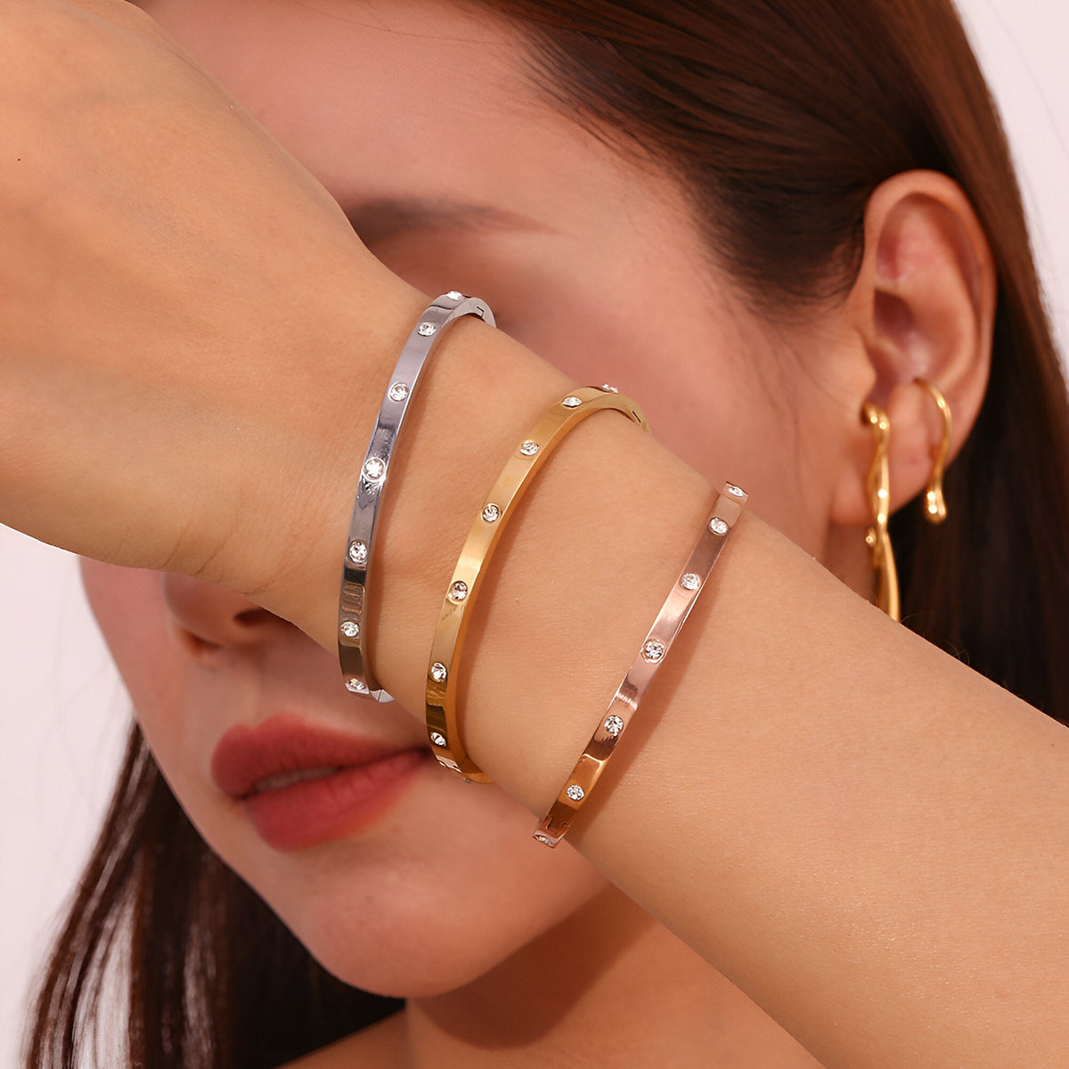 Bracelets jonc Roshan en acier inoxydable avec éclats, finis argent, or et or rosé, style minimaliste chic.