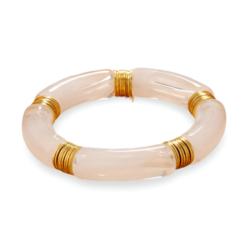 Bracelet jonc en acrylique rose clair avec anneaux dorés élégants.