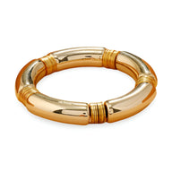 Bracelet jonc large doré en acrylique avec détails de fils enroulés pour femme.