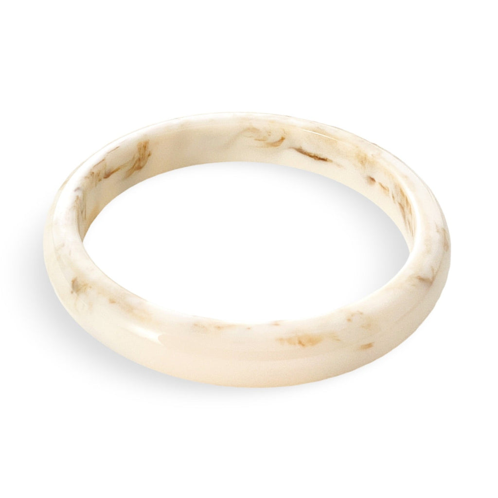 Bracelet jonc en acrylique blanc marbré beige au fini lisse et brillant.