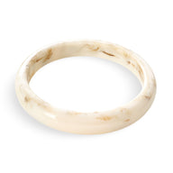 Bracelet jonc en acrylique blanc marbré beige au fini lisse et brillant.