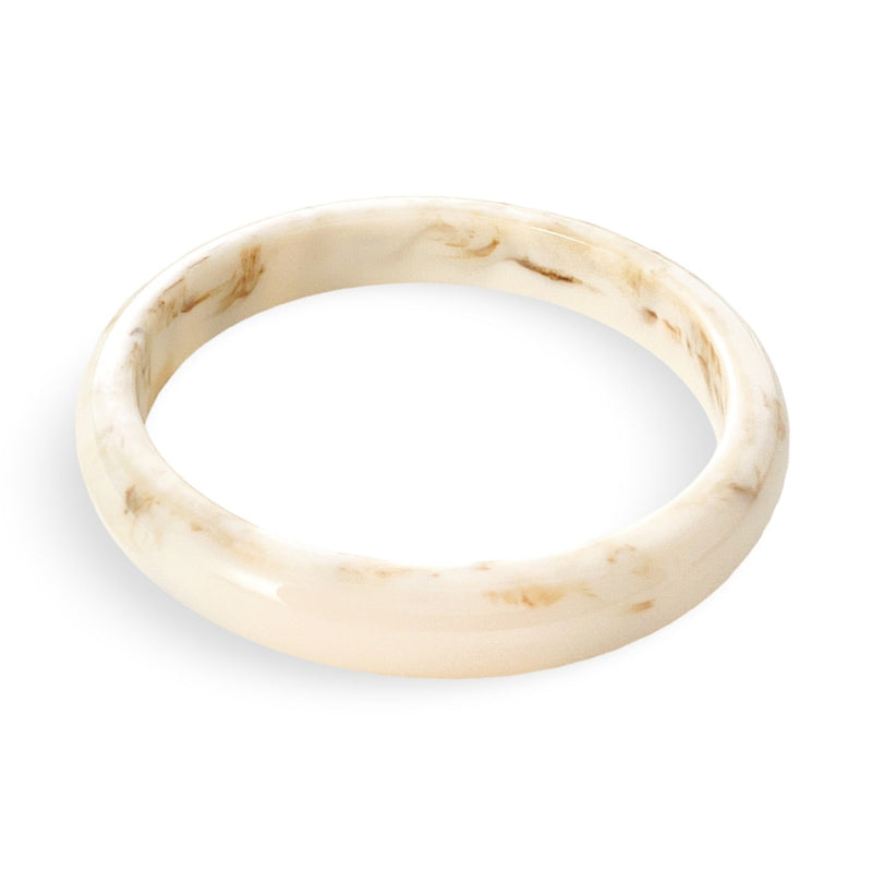 Bracelet jonc en acrylique blanc marbré beige au fini lisse et brillant.