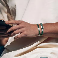 Bracelet jonc argent et vert en acier inoxydable avec corde intégrée et fermoir carré pour homme.